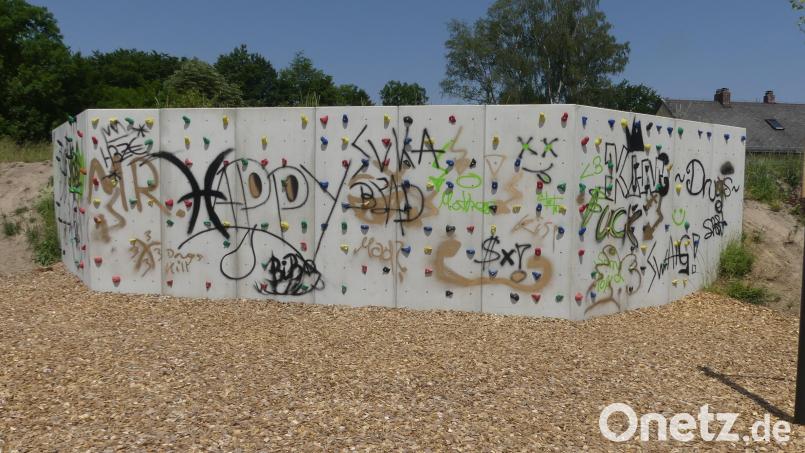 Der neue Spielplatz wurde durch Schmierereien verunstaltet. Der Schaden wird auf etwa 15.000 Euro beziffert. Bild: rn