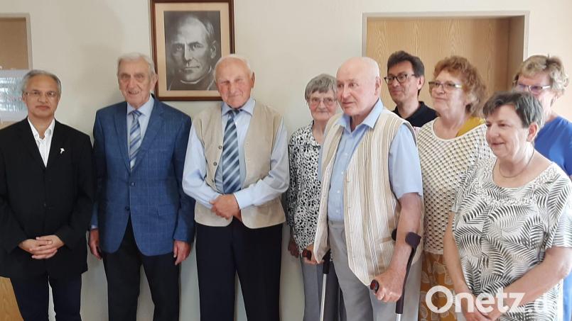 Für ihre Treue zum katholischen Sozialverband wurden geehrt: Georg Härning, Alfons Bogner, Anneliese Simmet, Georg Pöllath, Inge Kellermann, Margarete Hilbig, Maria Blaschke. Ihnen gratulierten Präses Varghese Puthenchira (von links) und Teamsprecher Martin Eheim (Vierter von rechts). Bild: bk