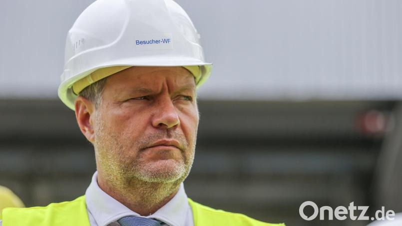 Robert Habeck (Bündnis 90/Die Grünen), Bundesminister für Wirtschaft und Klimaschutz, will angesichts geringerer russischer Gaslieferungen zusätzliche Maßnahmen ergreifen, um Gas einzusparen und die Vorsorge zu erhöhen. Bild: Jan Woitas/dpa