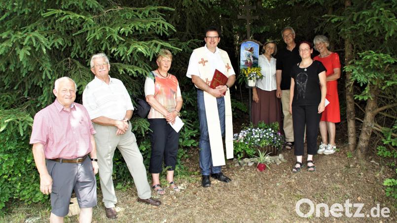 OWV-Vorsitzende Lisbeth Balk (Dritte von links) nach der Segnung des Bildstocks mit Pfarrer Wolfgang Dietz, Evelyn Babl (Zweite von rechts) und den Unterstützern. Bild: mmj