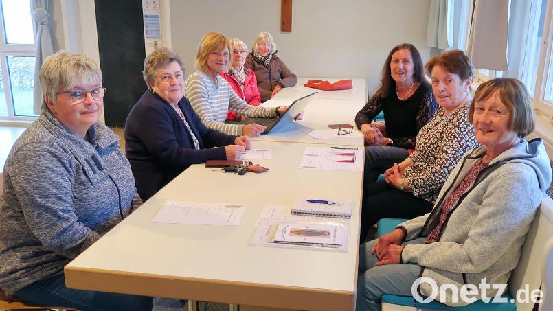Die Unterstützung bei kirchlichen und gesellschaftlichen Veranstaltungen prägt die Arbeit des Frauen- und Müttervereins Friedenfels. Das Bild zeigt das Vorstandsteam mit (von links) Christine Schultes, Irene Hasenfürter, Anita Grünbauer, Christa Schraml, Elisabeth Mühlbauer, Petra Gärtner, Edith Trießl und Monika Seidel. Bild: bsc