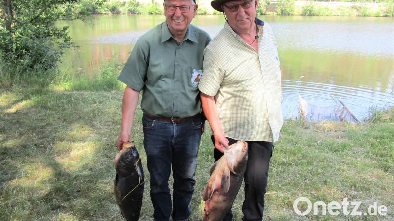 Der neue Fischerkönig Josef Biersack (rechts) und der Vizekönig Johann Biersack (links) sind stolz auf ihre Fänge. Bild: rgr