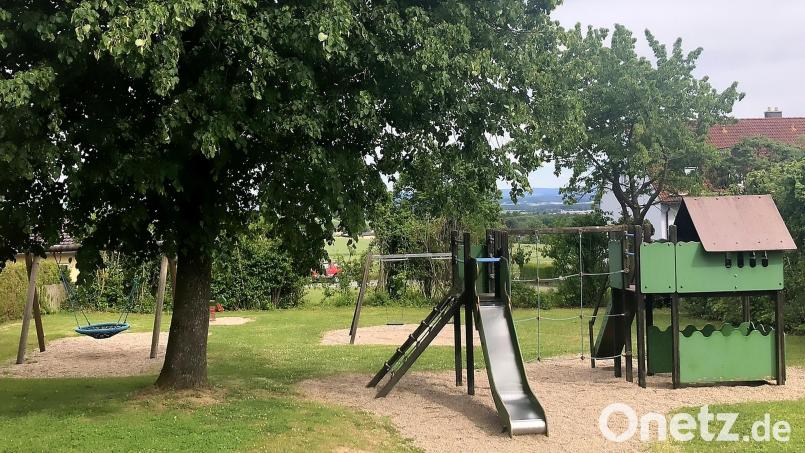 Der Spielplatz an der Gartenstraße (Bild) liegt im Osten Fuchsmühls. Die Fläche mit dem markanten Lindenbaum rückte jetzt in den Fokus der Marktgemeinderäte. Bild: wro