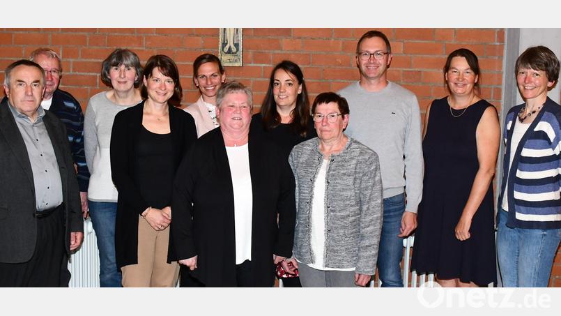 Die Pfarrei Aschach-Raigering verabschiedet verdiente Pfarrangehöriger (von links): Pfarrer Eduard Kroher, Kirchenpfleger Alfred Schorner, Brigitte Müllner, Conny Walz, Elke Weigl, Gudrun Hollweck, Sonja Kohl, Elisabeth Meindl, Robert Weigl, Karin Müller-Popp und PGR-Sprecherin Kerstin Püschl. Bild: sche