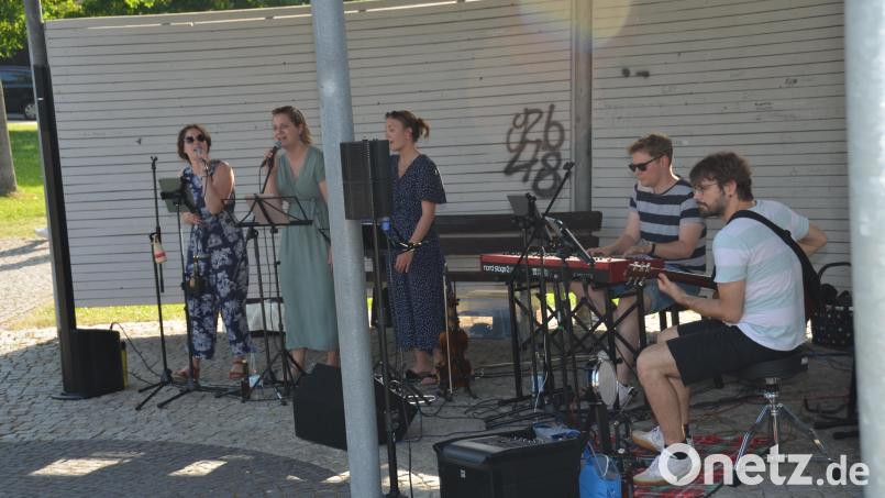 Mit &quot;Casamento&quot; und ganz unterschiedlichen Stilrichtungen verbrachten rund 120 Zuhörer einen lauschigen Sommerabend im Generationenpark. Bild: dob
