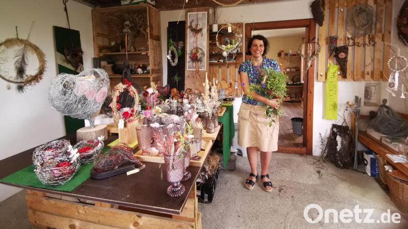 Margit Roiger, Floristmeisterin und Gestaltpädagogin, fühlt sich in ihrer gemütlichen Naturwerkstatt sehr wohl. Bild: Portner