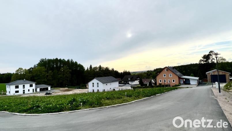 Der noch junge Bebauungsplan für das Baugebiet „Kapellenberg“ ist zum ersten Mal geändert worden. Die bisherige Regelung zur Wandhöhe von Nebengebäuden hätte in einigen Fällen keine normal hohe Garage erlaubt. Bild: Eichl