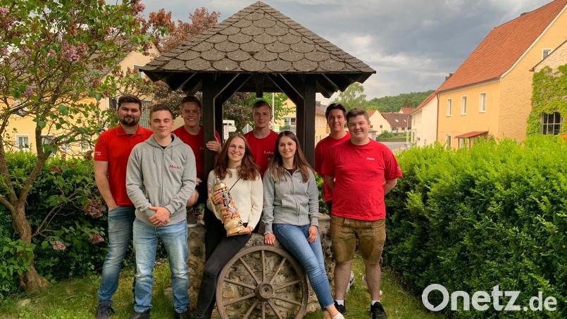 Aufgaben bei der Kirwagemeinschaft Schwend übernehmen (hinten, von links) Nico Roth, Laurenz Huber, Lukas Herrmann, Tizian Weiß, (vorne, von links) Michael Götz, Julia Feigl, Jennifer Weiß und Jonas Huber Bild: Kirwagemeinschaft Schwend/exb