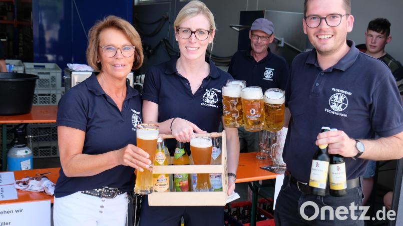 Trinken, trinken, trinken, hieß das &quot;Hitzerezept&quot; für Vorstand Korbinian Dunzer und sein Team beim Sommerfest der Feuerwehr. Bild: do