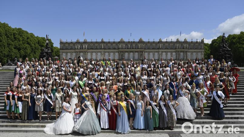Die Königinnen stehen während sie das Schloss Herrenchiemsee für ein Foto zusammen. Rund 250 Produktköniginnen und -hoheiten aus Deutschland, Österreich und Südtirol haben sich am Freitag anlässlich des achten Deutschen Königinnen-Tages in Prien am Chiemsee in Oberbayern getroffen Bild: Uwe Lein