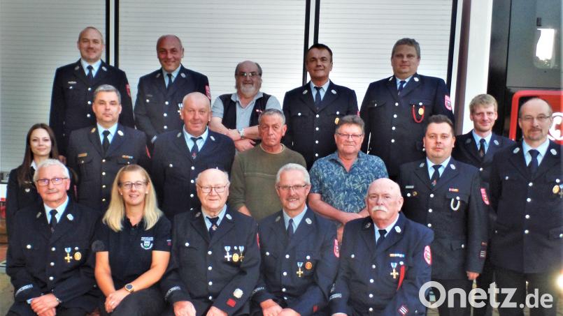 Feuerwehrvorsitzender Josef Fischer und Kommandant Matthias List (stehend, Erster und Dritter von rechts) sind stolz auf die im Vordergrund platzierten langjährigen Feuerwehrmitglieder (von links) Leonhard Steinsdörfer, Alfred Hausner, Ehrenvorstand Hermann Prechtl sowie Ehrenmitglied Hans Kick. Neu in den aktiven Dienst aufgenommen wurde Alexandra Kurz (sitzend, Zweite von links). Bild: jml