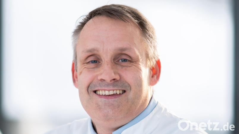 Dr. Florian Höhler, Chefarzt der Klinik für Chirurgie am Krankenhaus Kemnath, sprach über Bauchwandbrüche und deren operative Versorgung. Bild: Peter Langgaertner/Kliniken Nordoberpfalz/exb