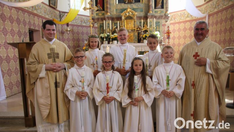 Vier Buben und drei Mädchen durften am Samstag in der Bartholomäuskirche in Wildeppenried zum ersten Mal das Hl. Sakrament der Kommunion empfangen. Bild: frd