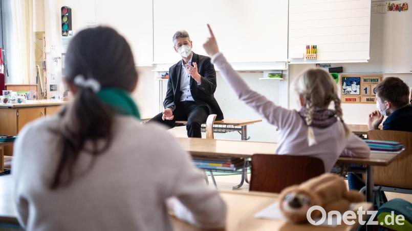 Der bayerische Kultusminister Michael Piazolo (Freie Wähler) stellt am Montag das neue Schulkonzept für Flüchtlingskinder aus der Ukraine vor. Bild: Matthias Balk/dpa