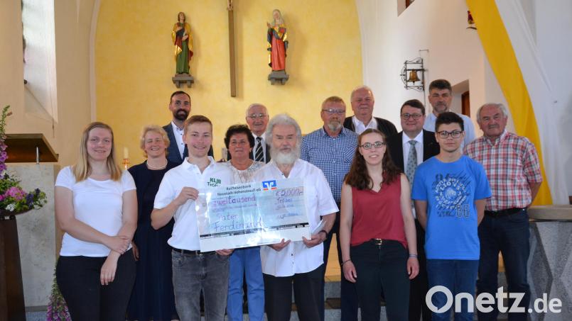 Die Katholische Landjugendbewegung überreicht Pater Ferdinand eine Spende über 2000 Euro. Derzeit bereitet sich der Pater auf die Rückreise in den Kongo vor. Bild: gi