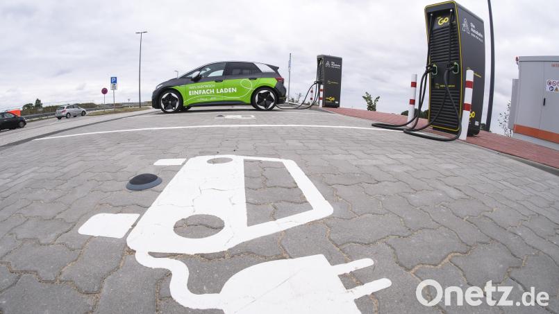 Ein Elektroauto steht an einer Ladestation auf einem Rastplatz. Symbolbild: Frank Molter/dpa