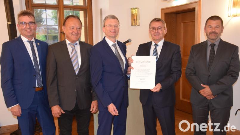 Bei der Vertreterversammlung stand auch eine Ehrung auf der Tagesordnung (von links): Bankvorstand Karl Schlagbauer, Aufsichtsrat Karl Fochtner, Aufsichtsratsvorsitzender Alfred Hantsch (geehrt für 15 Jahre im Gremium) , Aufsichtsrat Josef Gilch und Bankvorstand Dr. Michael Doblinger. Bild: bö