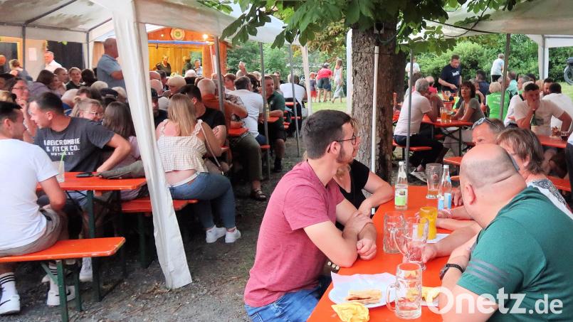 Beste Stimmung herrschte beim 13. Weinfest des Schützenvereins Frauenreuth. Die lauschige Samstagnacht bescherte dem Veranstalter eine proppenvolle Weinlaube, die im Biergarten des Vereinslokals „Goldener Engel“ geschaffen worden war. Bild: bsc
