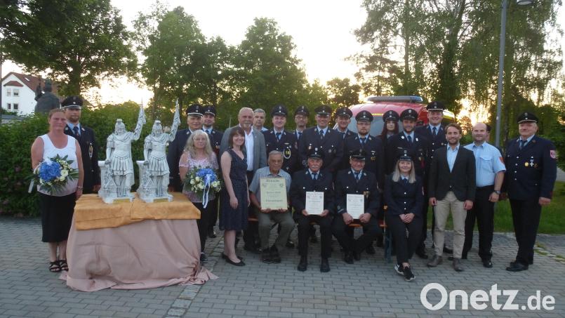 Das neue Führungstrio der Aktiven (Zweite Reihe , von links) Christoph Wagner, Christian Hierold, Lukas Reger. Ihnen gratulierten auch Vorsitzender Rajmund Buchmann und KBR Marco Saller (von rechts). Sitzend , von links Ehrenmitglied Herbert Wölfl mit den Geehrten und Beförderten. Bild: bk