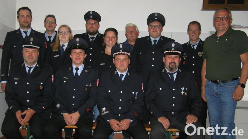 Neue Führungskräfte wählte die Feuerwehr Pilgramsreuth-Langentheilen: Kommandant Bernhard Schultes (sitzend, von links), sein Stellvertreter Christoph Heinl, Vorsitzender Thomas Müller und Stellvertreter Klaus Übelmesser sowie Schatzmeister Martin Sticht (stehend, von links), Beisitzer Sebastian Seitz, Schriftführerin Steffi Schraml, Patrick Wegmann, Frauenbeauftragte Andrea König, Johann Sticht, Nico Wegmann, Kreisbrandmeister Peter Prechtl und Bürgermeister Hubert Kraus. Bild: öt