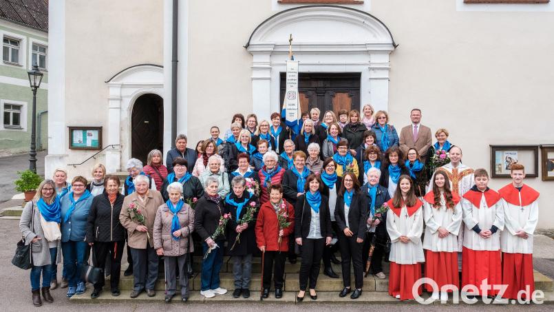 Seit 50 Jahren gibt es den Katholischen Frauenbund in der Pfarrei St. Jakobus in Hohenburg. Das Jubiläum ist ein Anlass, langjährige Mitglieder zu ehren. Bild: Fotostudio Digital-Scharl Haselmühl/exb