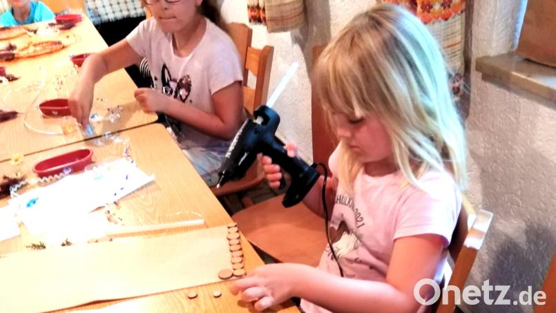Mit Heißklebe-Pistole und selbst gesägten Stammscheiben bastelten die jungen Teilnehmer viele selbst erdachte Kompositionen. Bild: fjo