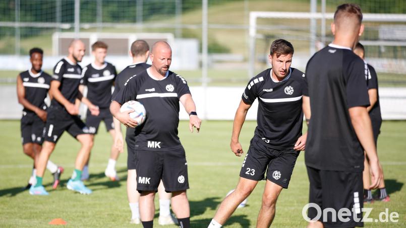 Trainer Markus Kipry (Dritter von rechts) bat die Spieler der DJK Gebenbach am Dienstagabend zum Anschwitzen. Bild: Venzl