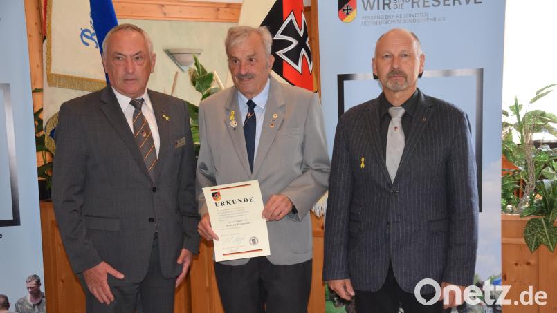 Für 55 Jahre Mitgliedschaft beim Reservistenverband wurde Wolfgang Richthammer (Mitte) geehrt. Dazu gratulierten ihm der stellvertretende Landesvorsitzende Werner Gebhard (links) und der Bezirksvorsitzende Manfred Zettl. Bild: Gürster/exb