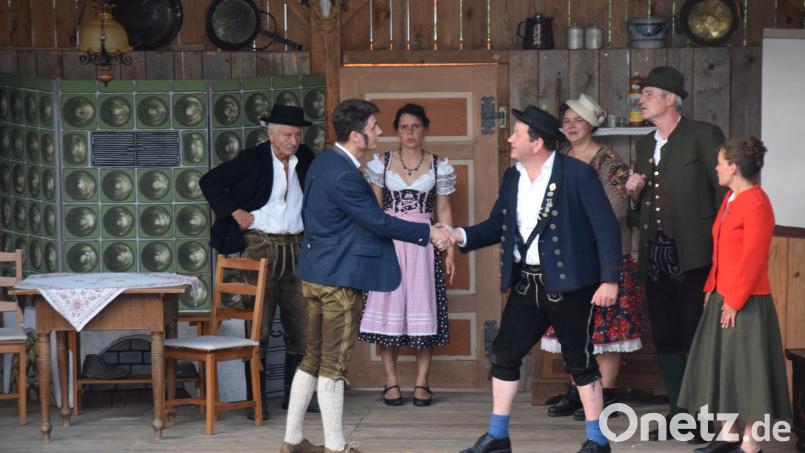 Mit "Der dalkerte Bou" spielt das vor 44 Jahren gegründete Bauerntheater Königstein ein Stück, das einst ihr erster Dreiakter war. Auf der Bühne von links: Günter Seibold, Ben Luber, Linda Hirsch, Jürgen Renner, Lisa Nübler, Hans Jürgen Pirner und Angela Brunner. Bild: wku