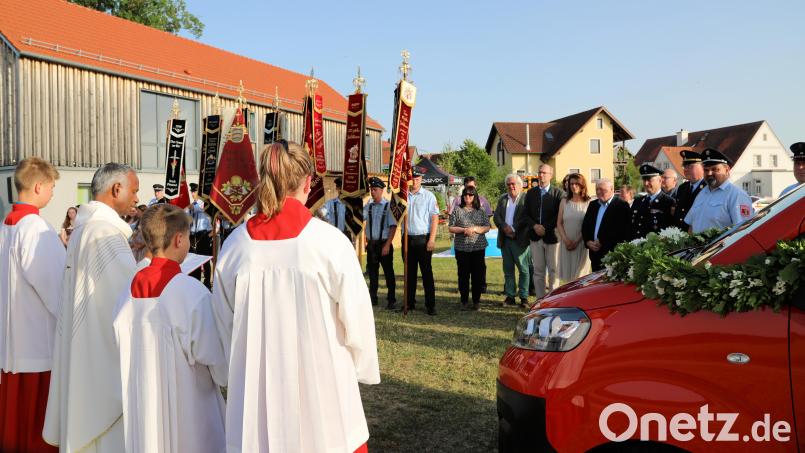 Im Beisein zahlreicher Ehrengäste und Feuerwehrvertreter erhielt der neue Mannschaftstransporter der Gutenecker Feuerwehr den kirchlichen Segen. Bild: akp