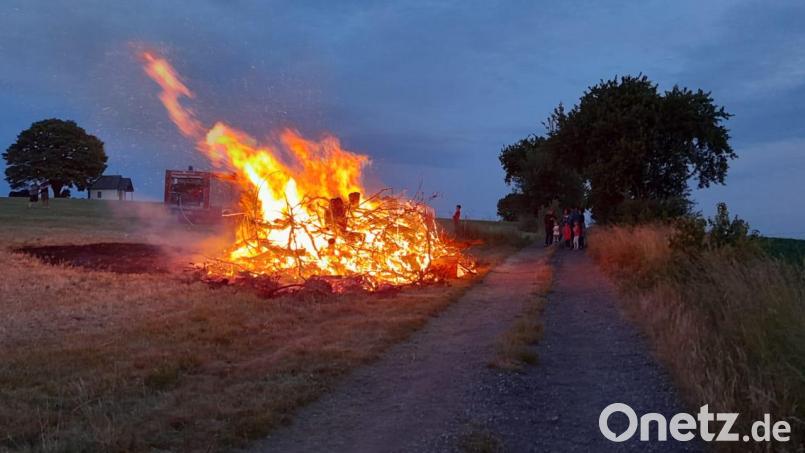 Nach zweijähriger Coronapause entzündet die Muglhofer Feuerwehrjugend beim Birnbäuml wieder ein Sonnwendfeuer. Bild: ror