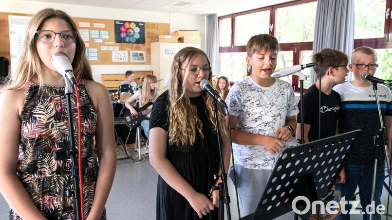 Mia Saller (links) und weitere Sängerinnen und Sänger der Bandklasse 6 GTKa der Mittelschule Waldsassen. Die Schüler erreichten bei einem Musikwettbewerb mit einem selbst produzierten Video den ersten Platz in der Kategorie &quot;6. Klassen&quot;. Bild: Susanne Forster
