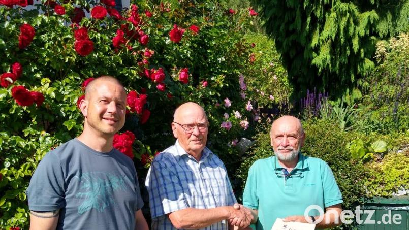 Königsteins Bürgermeister Jörg Kaduk (links) und Gerhard Horn (rechts) vom Landesbund für Vogelschutz würdigten Horst Leibs Engagement, der über 1000 Nistkästen für Vögel gebaut hat. Bild: wku