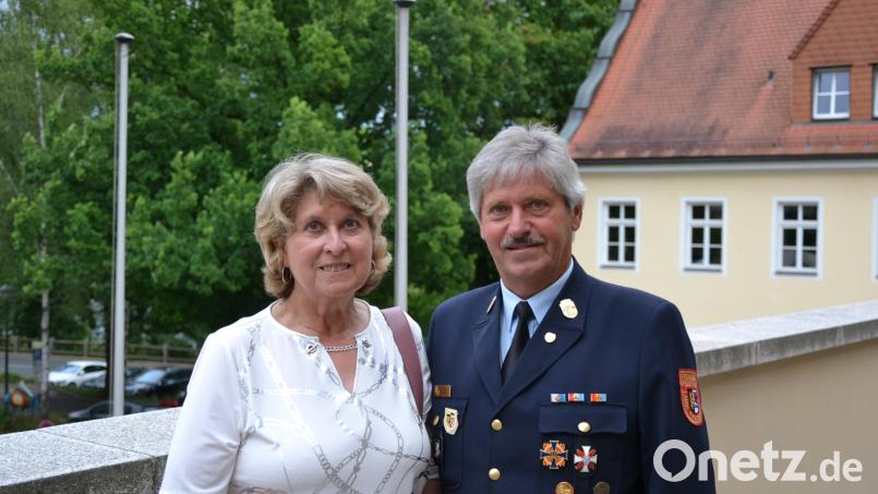 Nun ist Lorenz Müller Ehrenkreisbrandinspektor. Gemeinsam mit seiner Ehefrau Brigitte will er die neue gewonnene Freizeit nutzen. Bild: Jennifer Bergmann