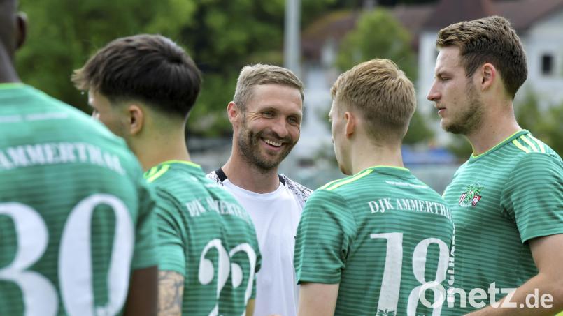 Jürgen Schmid (Mitte), Trainer der DJK Ammerthal, hat in den nächsten Tagen drei Testspiele vor sich. Archivbild: Hubert Ziegler