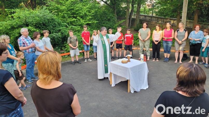 Höhepunkt des Familienwochenendes war ein gemeinsamer Gottesdienst, den Dekan Michael Hirmer aus Teublitz zusammen mit den Teilnehmenden unter freien Himmel feierte. Bild: hir