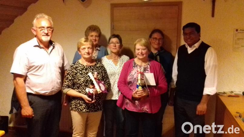 Von links: Rudolf Schopper, Maria Gleißner, Resi Weidner, Monika Liebs, Marga Fütterer, Christina Gleißner und Pater Antony Bild: tok