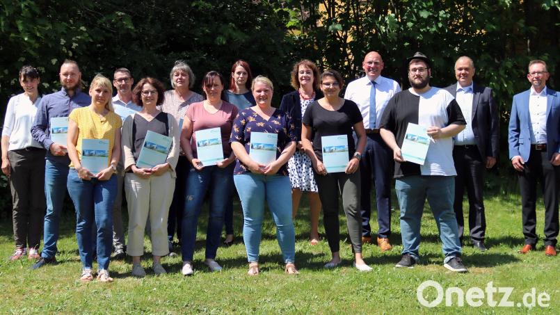 Die erfolgreichen Absolventen des Kurses „Technische Sterilisationsassistenten“ mit den Gratulanten: Von rechts Alexander Prell (Fachliche Leitung), Alexander Meyer (Geschäftsführer Klinikum Fichtelgebirge), Oberbürgermeister und Stellvertretender Aufsichtsratsvorsitzender Oliver Weigel (Vierter von rechts), Bürgermeisterstellvertreterin Christine Hippmann aus Selb (Sechste von rechts) und (ganz links) Susanne Diesing (Pädagogische Leitung). Bild: Klinikum Fichtelgebirge/exb