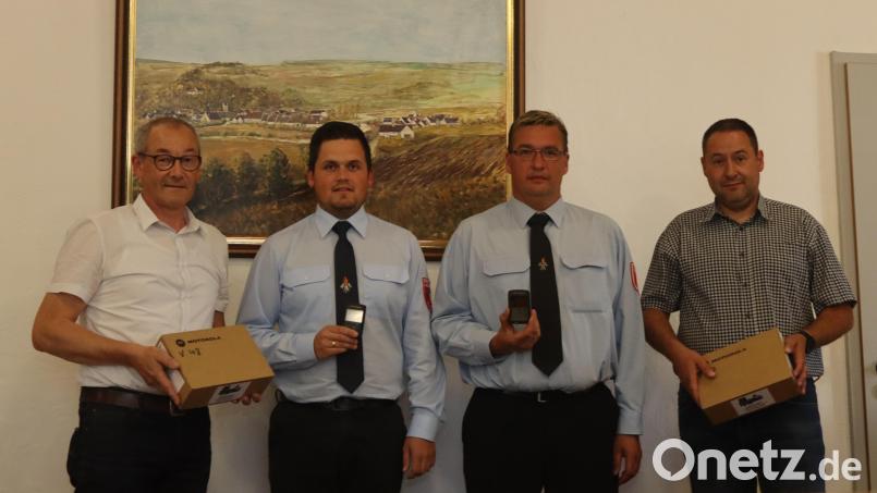 Bei der Übergabe der Pager im Rathaus (von links): Bürgermeister Erwin Geitner, Kommandant Thomas Appel von der Feuerwehr Vilshofen, Kommandant Rainer Salbeck von der Feuerwehr Rieden und Gemeindekämmerer Stefan Eiglsperger. Bild: mrr