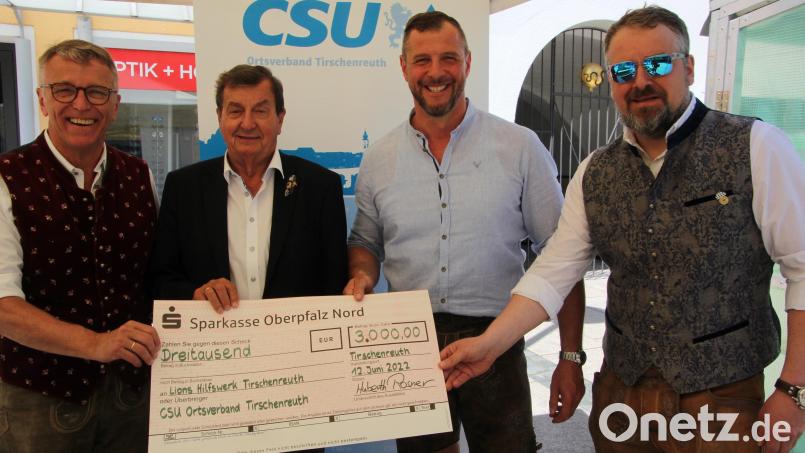 3000 Euro spendete die CSU Tirschenreuth an das Hilfswerk der Lions Tirschenreuth für die unermüdliche Versorgung der Ukraine mit Medikamenten und medizinischen Hilfsmitteln. Bei der Übergabe dabei waren (von links) Bürgermeister Franz Stahl, Distrikt-Governor Franz Göhl, CSU-Ortsvorsitzender Huberth Rosner und Lions-Präsident Volker Höcht. Bild: kro