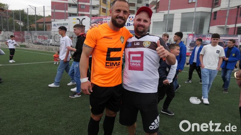 Martin Stingl (rechts) und ein Spieler des FK Ballkani. DerGroundhopper besuchte bei seiner Balkan-Rundfahrt auch jenes Spiel, in dem der FK Ballkani Meister des Kosovo wurde. Bild: Stingl
