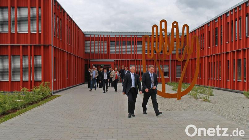 Zur Einweihung des Amtes für Ländliche Entwicklung in Tirschenreuth war im Jahr 2013 unter anderem der damalige Staatsminister Helmut Brunner (CSU) gekommen. Jetzt ´klagt die CSU über eine falsche Einschätzung des Ifo zur Behördenverlagerung. Archivbild: Norbert Grüner