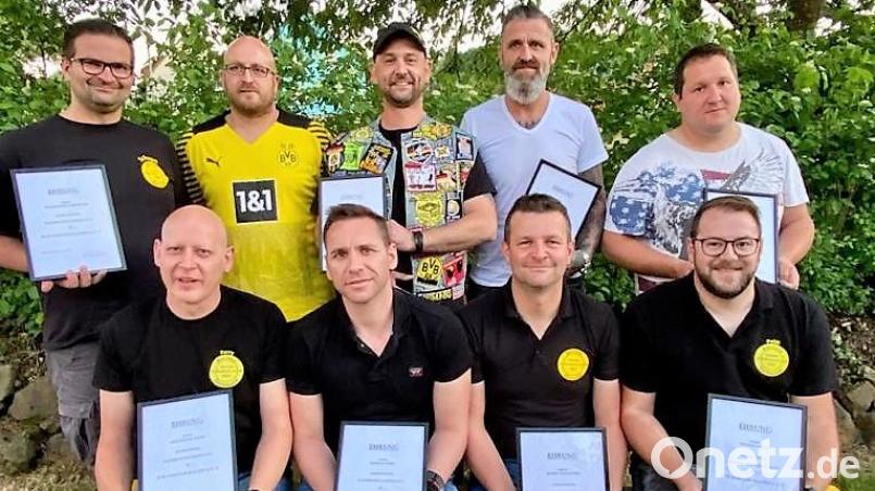 Urkunden gab es für Alexander Schupfner, Marcus Völkl, Alexander Wegmann, Christian Böll, Michael Breitengraser (stehend von links), Alexander Schnabel, Florian Böll, Harry Schupfner und Volker Lukas (sitzend von links). Bild: stg