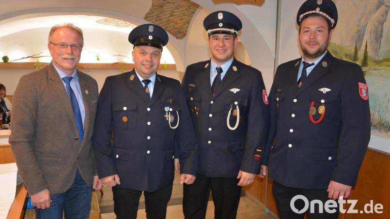 Neuer Kommandant der Feuerwehr Neudorf-Rosenbühl ist Martin Wölfl (Zweiter von links). Er löst Markus Stock (Zweiter von rechts) ab, der vier Jahre das Amt innehatte. Vorsitzender Andreas Häckl (rechts) und Bürgermeister Max Bindl gratulierten dem Nachfolger und dankten dem bisherigen Kommandanten für seine Arbeit. Bild: jr