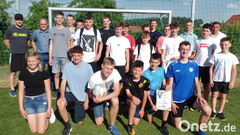 Vier Mannschaften standen sich beim Kleinfeldfußballturnier als Premiere auf dem Kunststoffrasenplatz gegenüber. Unser Bild zeigt die am Turnier angetretenen Mannschaften, (vorne knieend) als Sieger die Kicker von „namenlos grandios“ sowie (hinten von links), Familienbeauftragter Dr. Markus Seufert und Bürgermeister Johannes Schmid. Bild: br