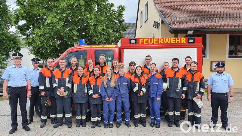 Die erfolgreichen Aktiven der Feuerwehr Hiltersdorf mit ihren Prüfern (von links): Kreisbrandinspektor Armin Daubenmerkl und Kreisbrandmeister Dominik Ernst sowie Fachkreisbrandmeister Alexander Zeitler (rechts). Bild: Feuerwehr Hiltersdorf/exb