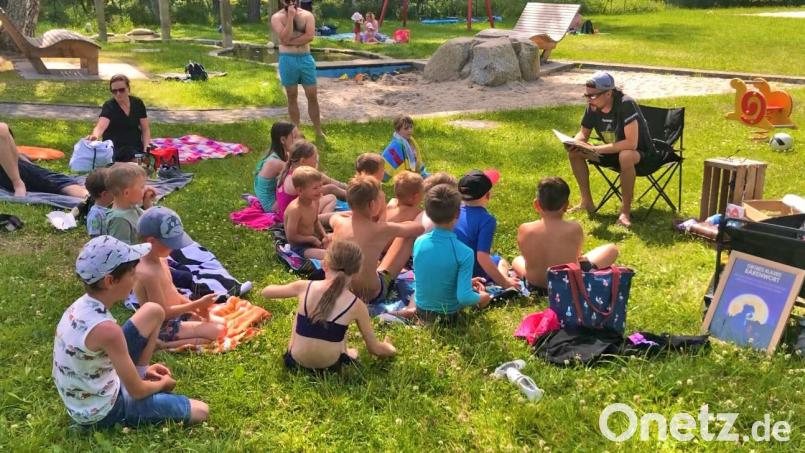 Mit Spannung verfolgten die Kleinen die Lesung im Freibad. Bild: soj