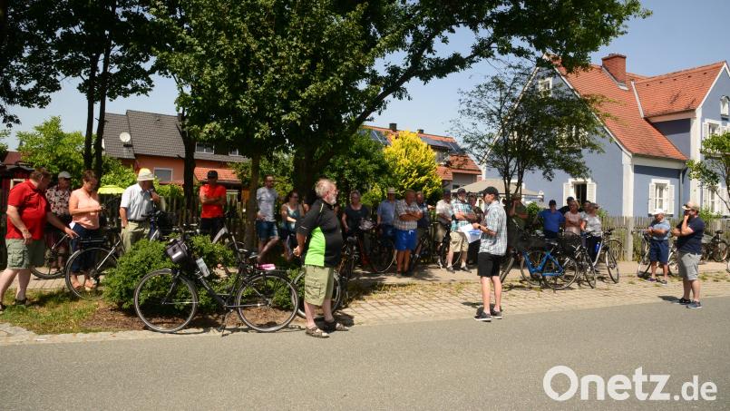 Von der Hauptstraße in Oberwiildenau aus bietet sich der beste Ausblick in Richtung Baugebiet &quot;Oberwildenau-Süd&quot;. CSU-Ortsvorsitzender Roland Rauch (Mitte) beschreibt den Teilnehmern die geplante Entwicklung des Baugebiets und beantwortet Fragen, etwa zum Beginn der Erschließung und zur Größe der Grundstücke. Bild: bey