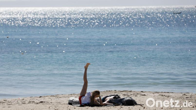 Ein Blick ins europäische Ausland zeigt: Trotz zumeist steigender Fallzahlen sind die Corona-Maßnahmen weitgehend aufgehoben. Bild: Clara Margais/dpa