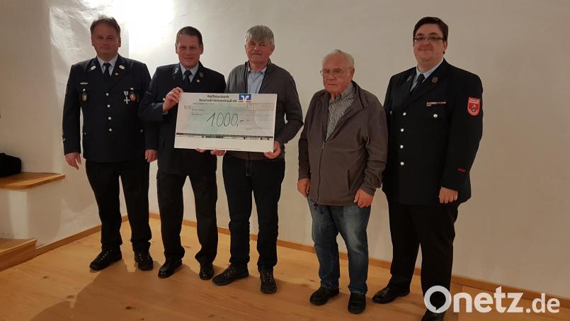 Im Namen des Kriegervereins überreicht Vorsitzender Hans Höcker (Mitte) eine Spende in Höhe von 1000 Euro. Der Vorsitzende der Wehr, Christoph Hanauer (rechts), und erster Kommandant Peter Hartinger (links) dankten im Namen der Wehr. Mit dabei auch die beiden Vereinskassiere Klaus Hartinger und Karl Meiller. Bild: gi